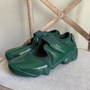 Nike Air Rift Leather Sneaker fir green